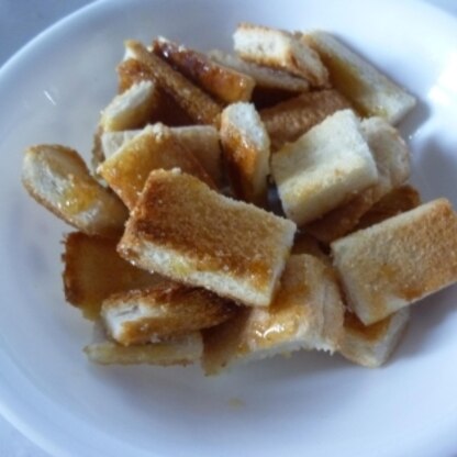 油を控えたかったので、トースターで焼いたパンの耳を使って作りました！蜂蜜をかけると砂糖も簡単に絡んでいいですね♪おやつにぽりぽりいただきました＾＾ごちで～す♪